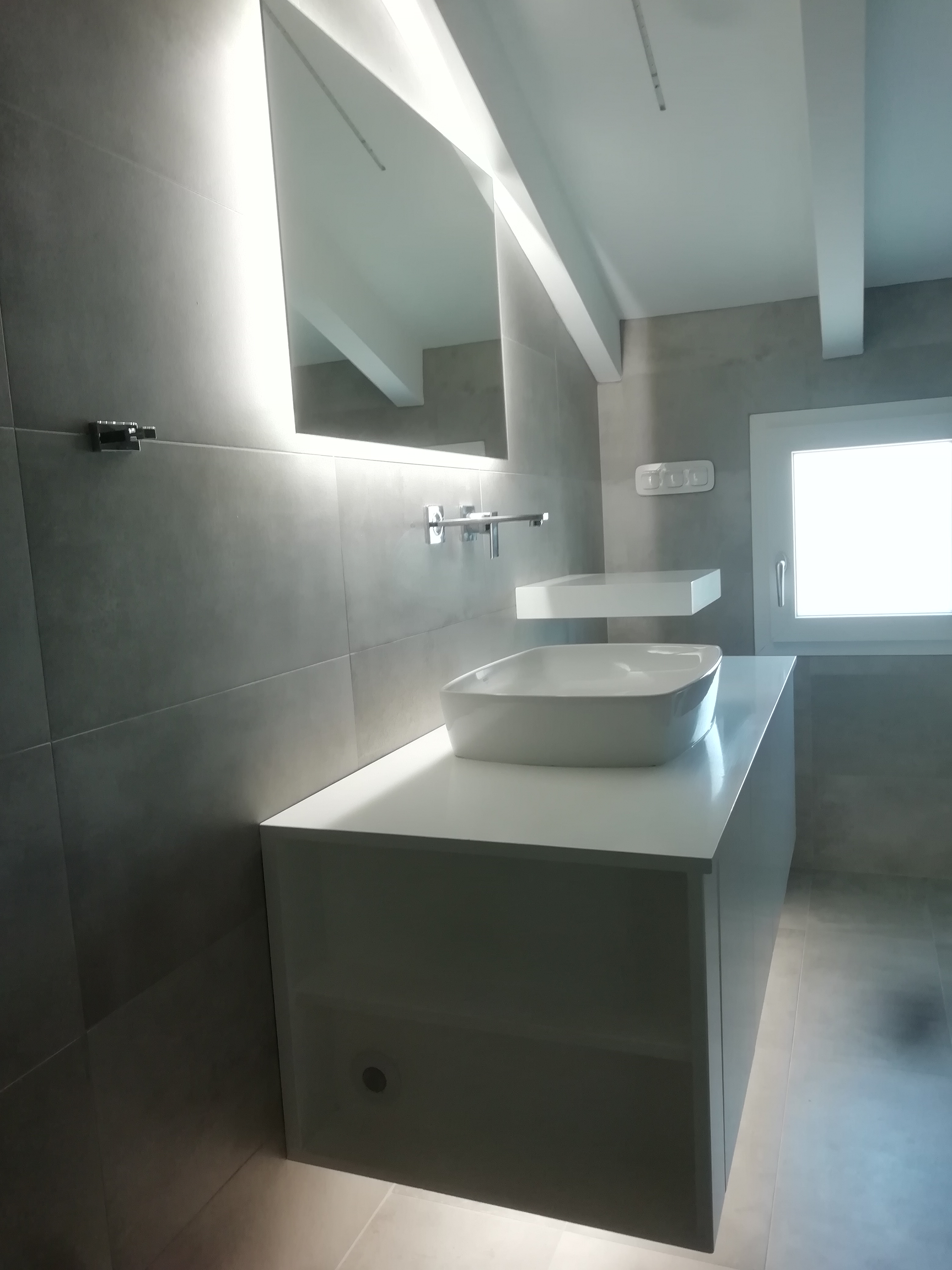 ΕΠΙΠΛΟ ΜΠΑΝΙΟΥ